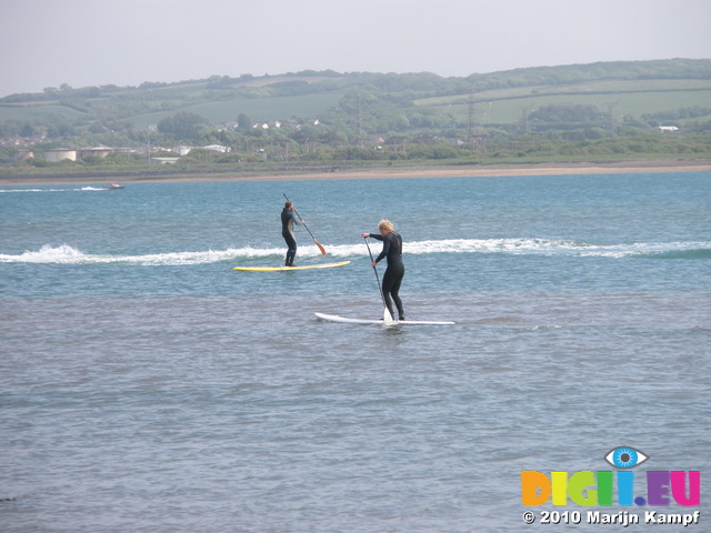 JT00932 Brad and Marijn stand up paddling (sup) on River Taw estuary
